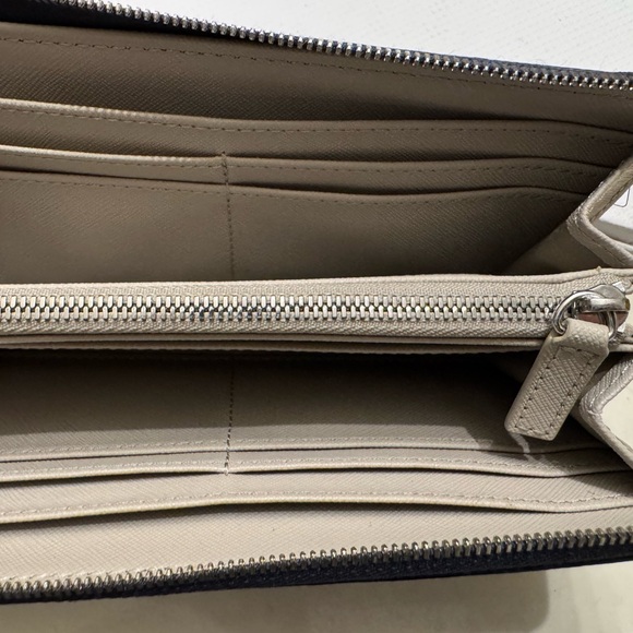 Lacoste authentic women’s wallet - Picture 5 of 8